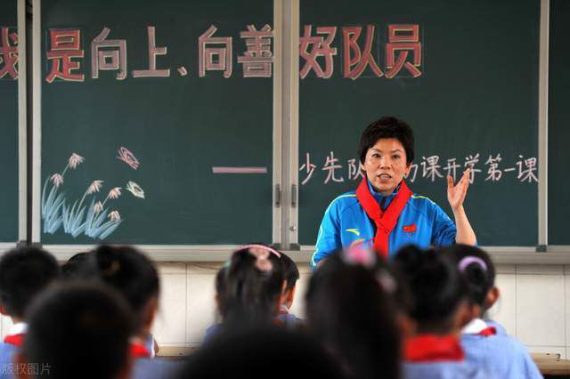 今晚，钟子涛的父亲钟云秋，要带着钟子涛，去宏门门主洪元山的家中赴宴，可是，钟子涛出门一下午，迟迟不见回来，而且电话也打不通，让他非常着急。